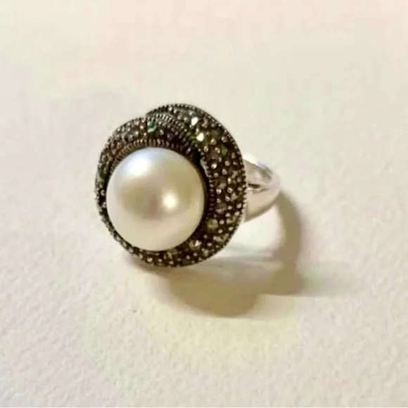 Rare and Elegant Sterling Silver Mabe Pearl and Marcasite Pearl Ring. Size 7 - Picture 4 of 4